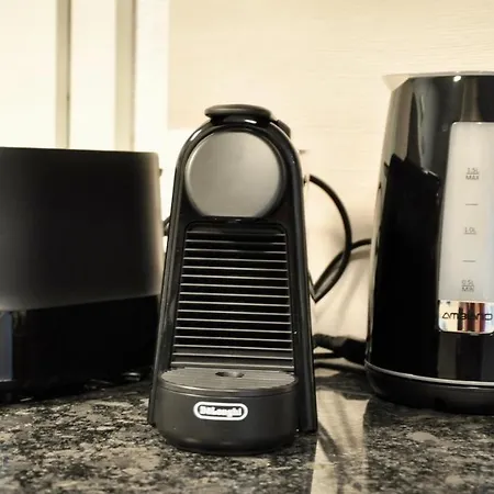 Modern Family In Center * 因特拉肯