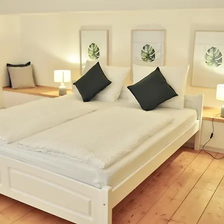 Modern Family In Center * Interlaken